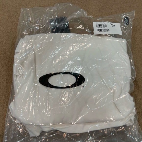 Oakley NWT white XXL t-shirt with camo graphic logo - Picture 1 of 8